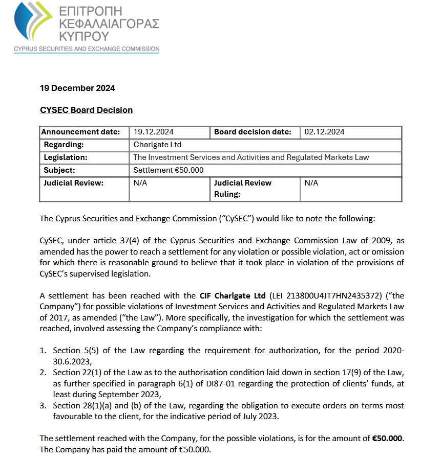 小学生看哥哥们踢十五运会足球赛，一声声加油稚嫩却嘹亮